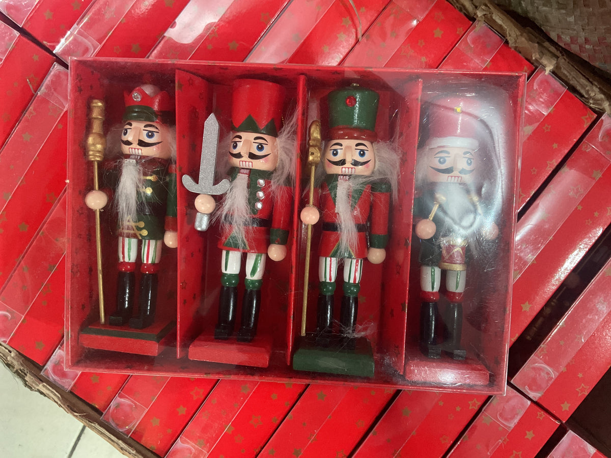 4 Cascanueces.