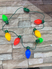 Foto original del collar navideño LED SD-2895: siete focos lisos, dos verdes, dos amarillos, dos rojos y uno azul, cable verde y control ovalado.